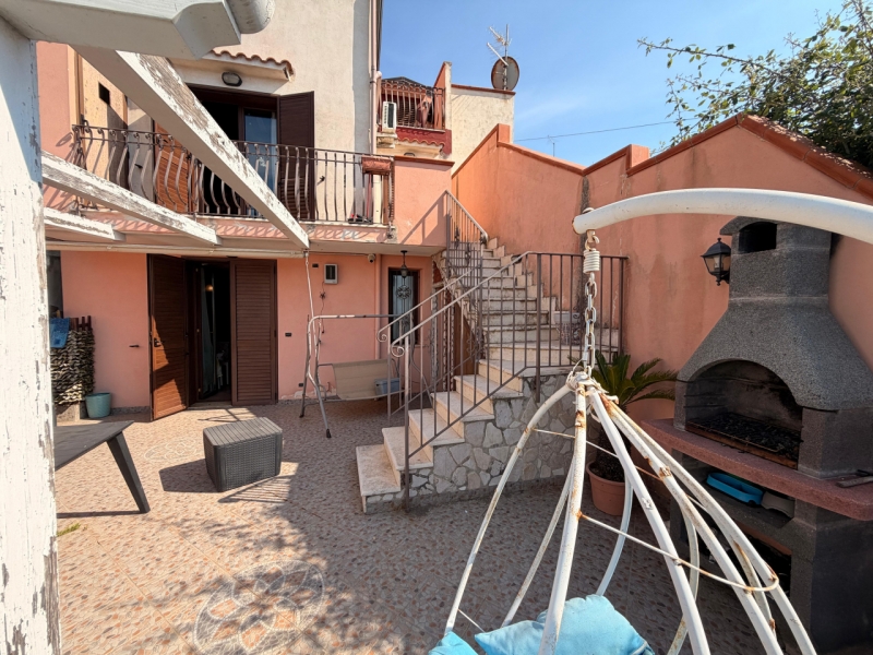 Casa Indipendente Su Tre Livelli Panoramica Con Cortile Ferrito