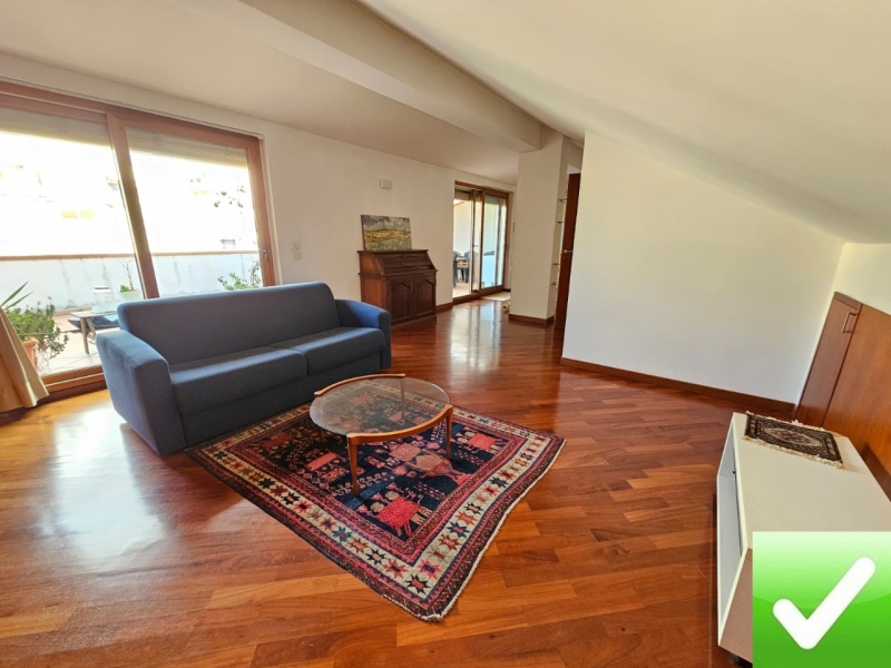 Duplex Di Pregio Su Due Livelli Con Ampio Terrazzo e Veranda Centro 240 Mq