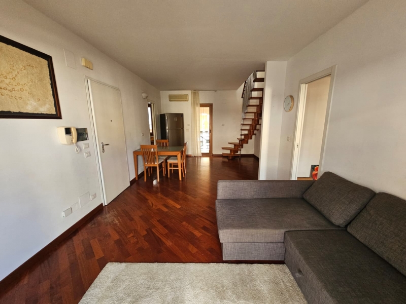 Duplex Di Pregio Su Due Livelli Con Ampio Terrazzo e Veranda Centro 240 Mq