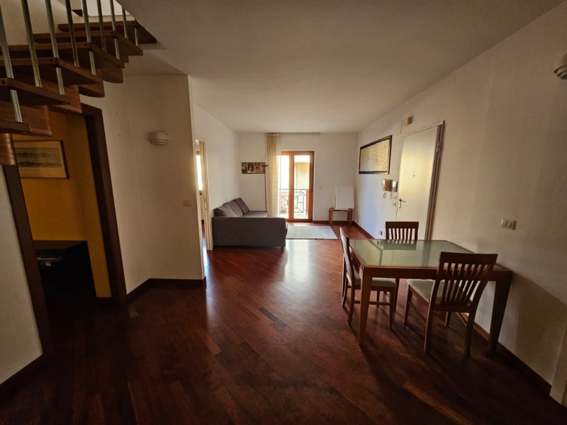 Duplex Di Pregio Su Due Livelli Con Ampio Terrazzo e Veranda Centro 240 Mq