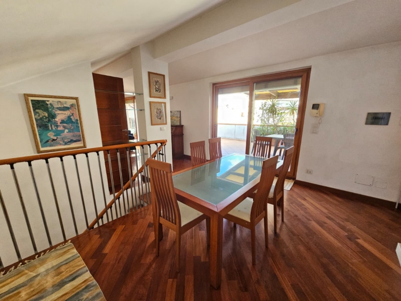 Duplex Di Pregio Su Due Livelli Con Ampio Terrazzo e Veranda Centro 240 Mq