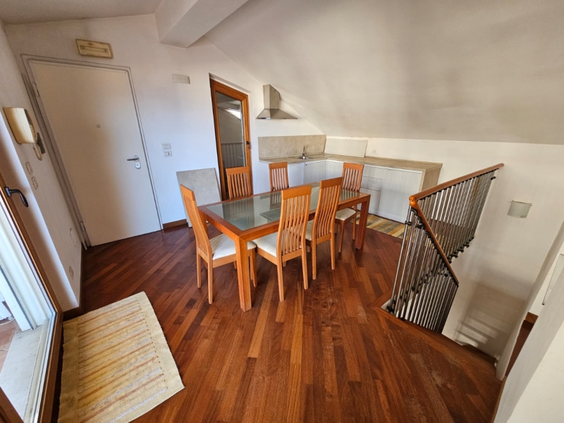 Duplex Di Pregio Su Due Livelli Con Ampio Terrazzo e Veranda Centro 240 Mq