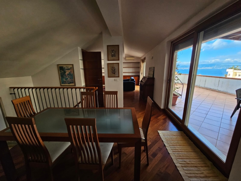 Duplex Di Pregio Su Due Livelli Con Ampio Terrazzo e Veranda Centro 240 Mq