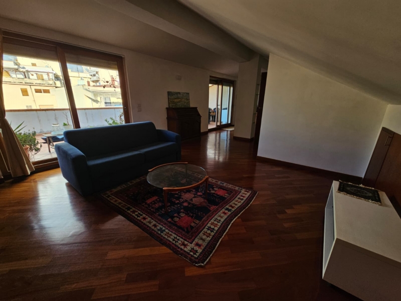 Duplex Di Pregio Su Due Livelli Con Ampio Terrazzo e Veranda Centro 240 Mq