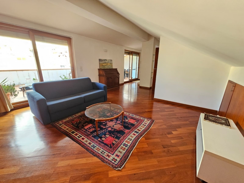 Duplex Di Pregio Su Due Livelli Con Ampio Terrazzo e Veranda Centro 240 Mq