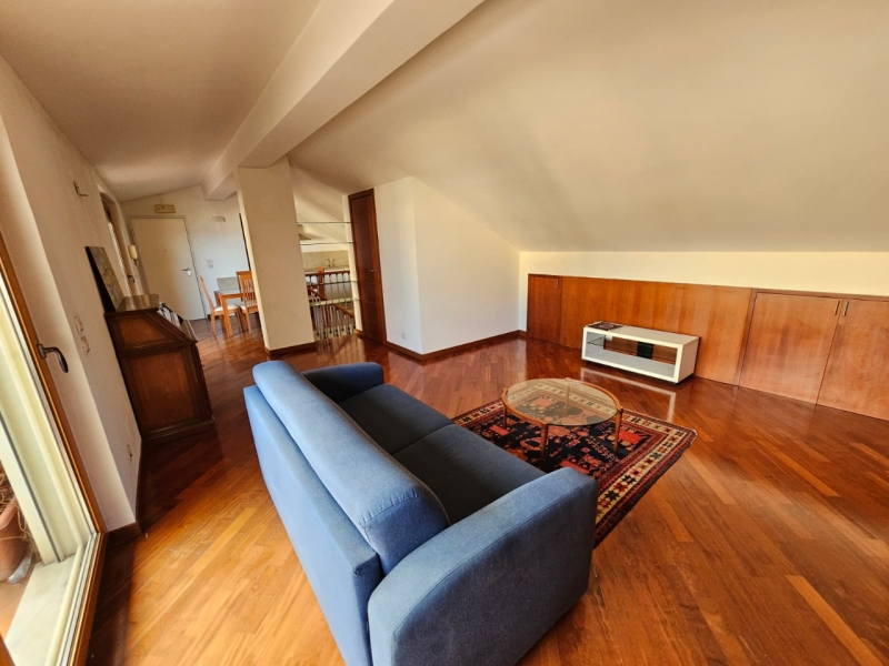 Duplex Di Pregio Su Due Livelli Con Ampio Terrazzo e Veranda Centro 240 Mq