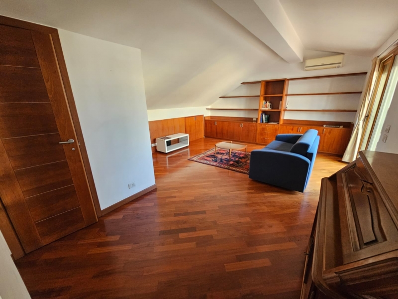 Duplex Di Pregio Su Due Livelli Con Ampio Terrazzo e Veranda Centro 240 Mq