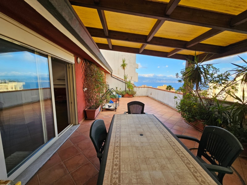 Duplex Di Pregio Su Due Livelli Con Ampio Terrazzo e Veranda Centro 240 Mq