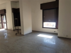 Locale Commerciale C1 Con Tre Vetrine Fronte Strada Via Reggio Campi 90 Mq