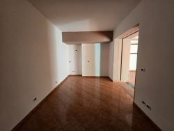 Locale C1 Nuova Costruzione Due Vetrine Fronte Strada Via Crocefisso 90 Mq
